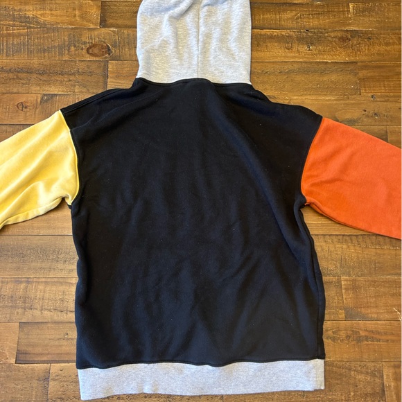 No Boundaries Sweatshirt - Picture 3 of 4